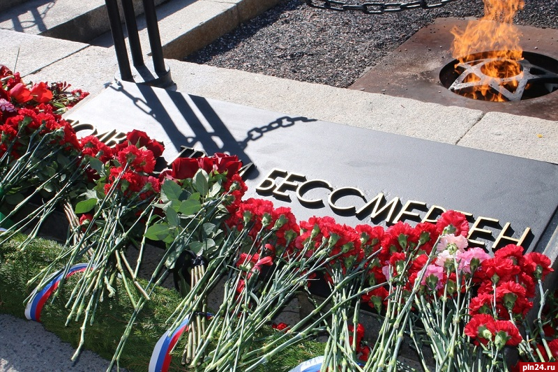 Цветы к Могиле неизвестного солдата возложили в Пскове