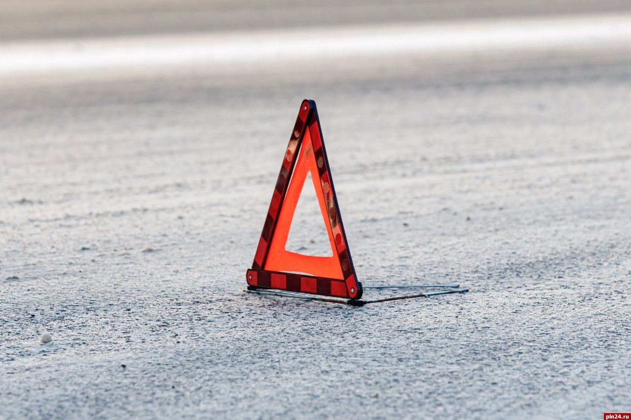 Водитель Chevrolet врезался в бетонное ограждение и погиб в Пустошкинском районе