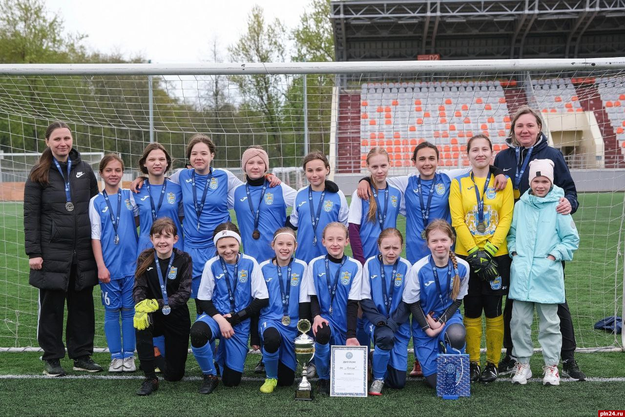 Футбольный клуб «Псков» стал серебряным призёром первенства СЗФО среди девочек