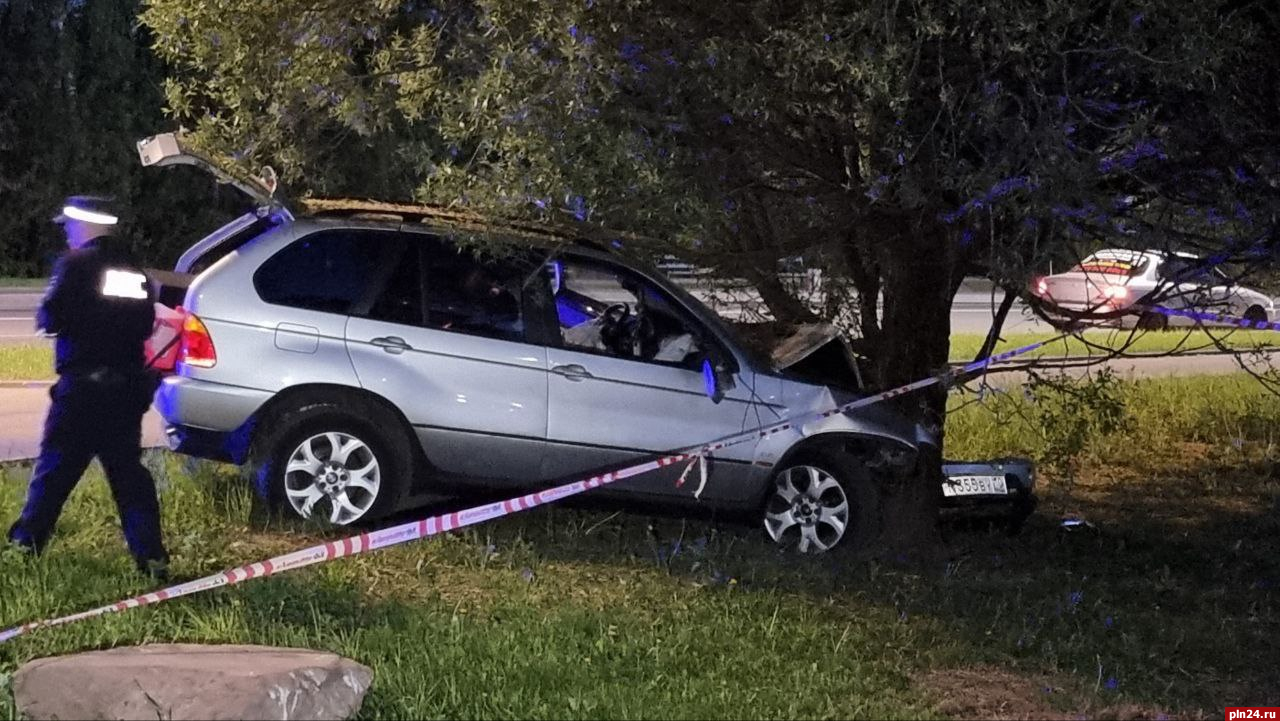 Автомобиль BMW врезался в дерево в Пскове. ФОТО