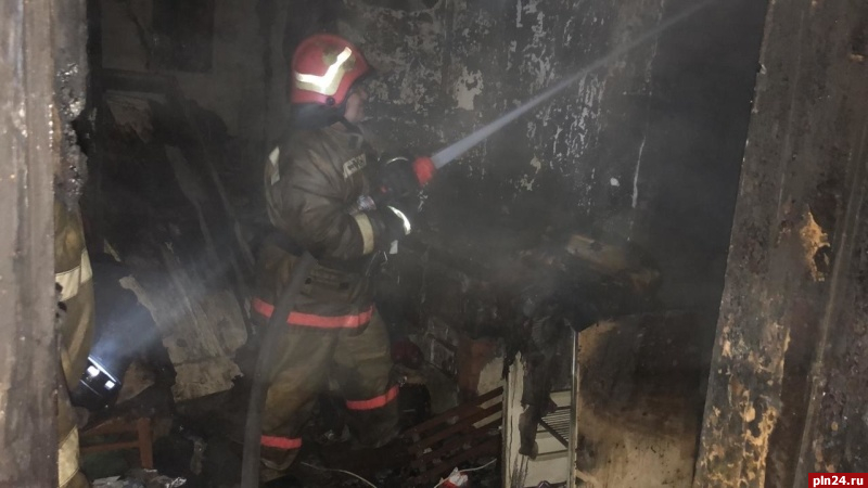Псковские пожарные ночью тушили серию возгораний в домах на Завеличье