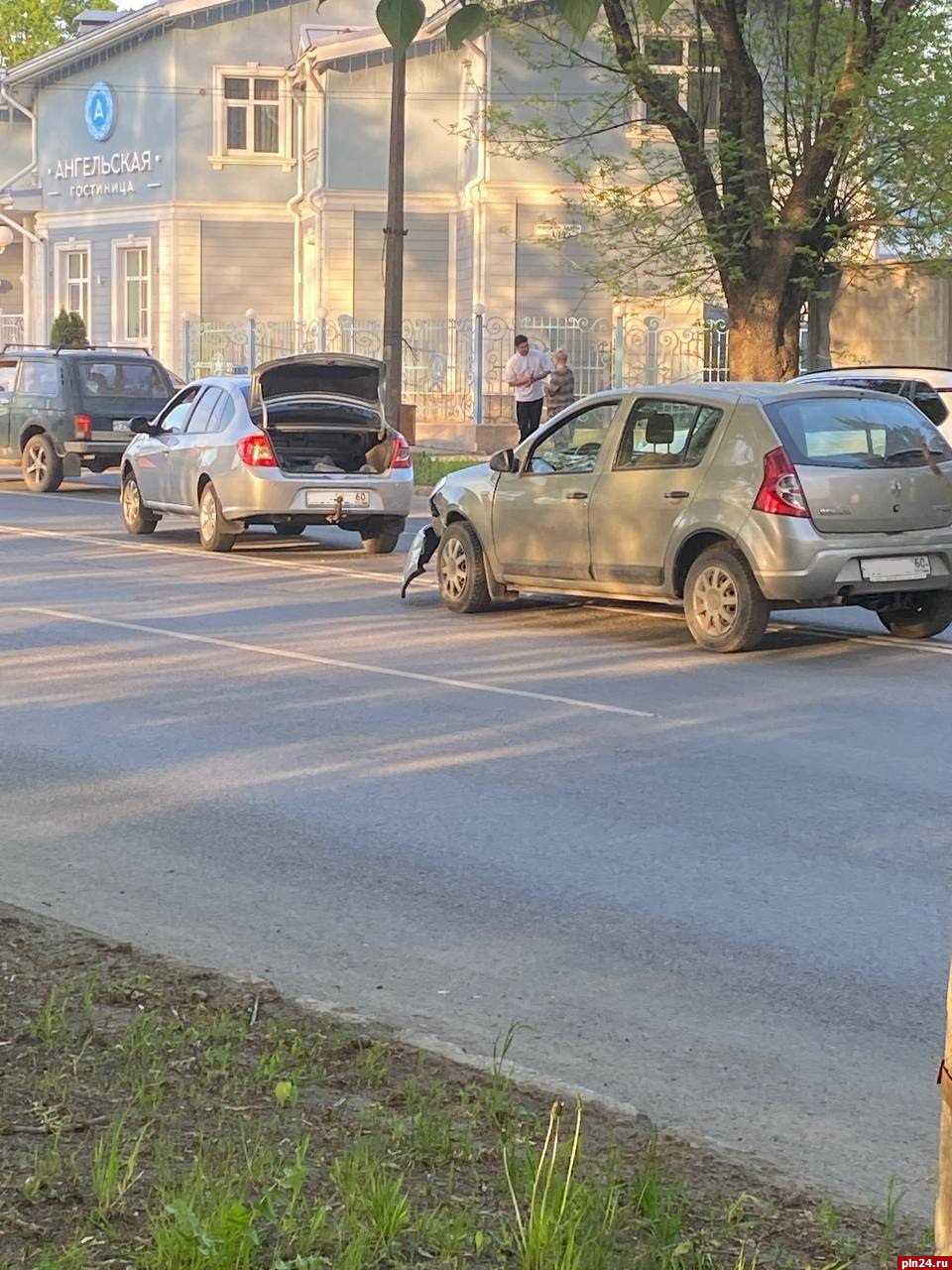 Два Renault столкнулись на улице Индустриальной в Пскове