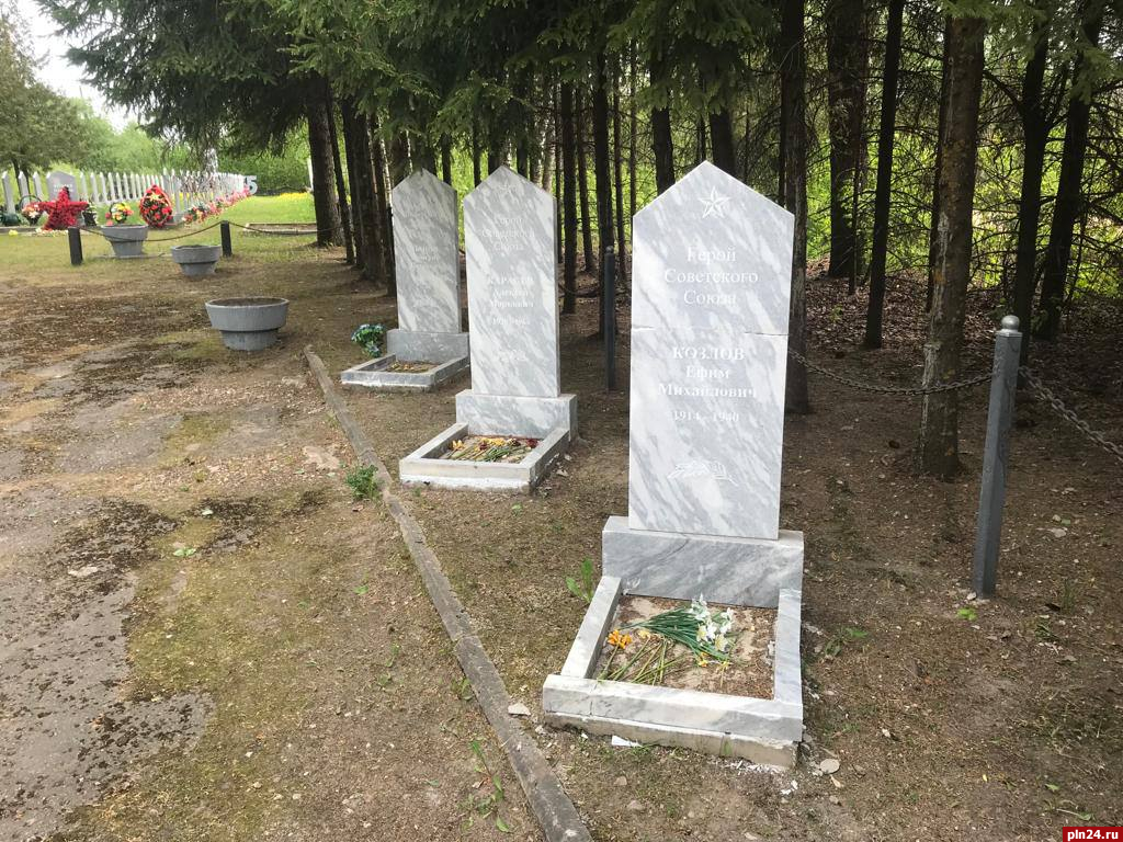 Вандалы повредили надгробие захоронения Героя Советского Союза в Куньинском районе