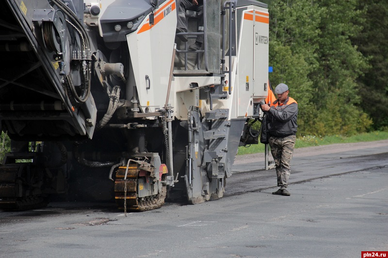 Фрезерование изношенного покрытия продолжают на дороге в Пыталовском районе