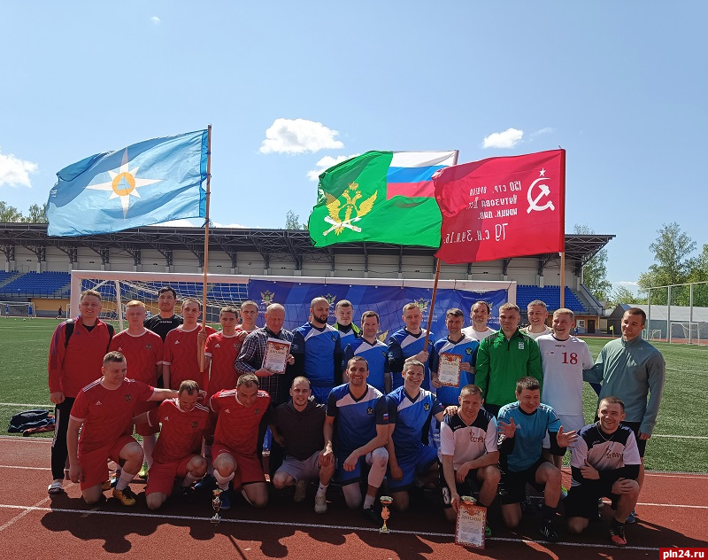 Псковские следователи приняли участие в товарищеском матче по мини-футболу