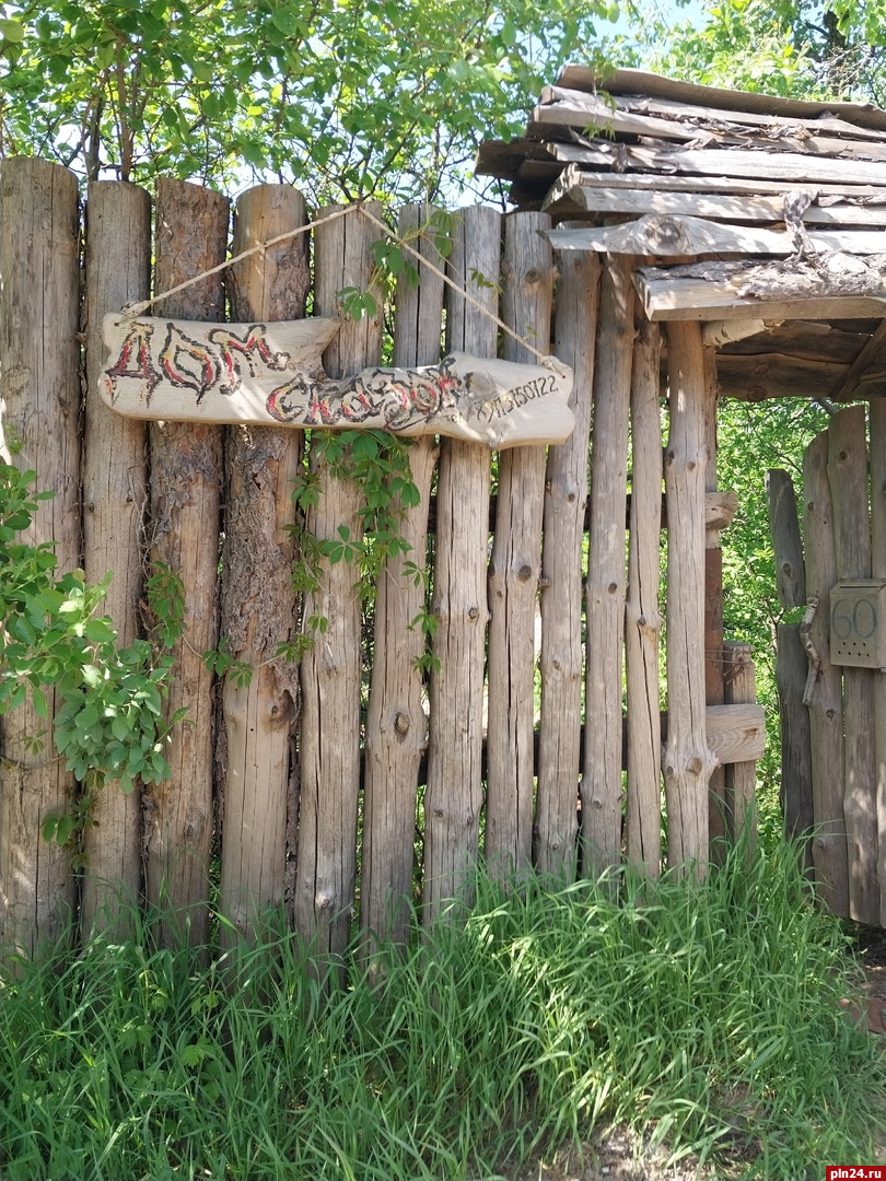 Фотофакт: «Сказочный домик» в невельских Опухликах
