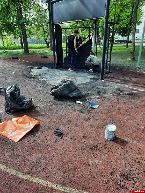 Псковичи приводят в порядок сожженную баскетбольную площадку в парке имени Гагарина