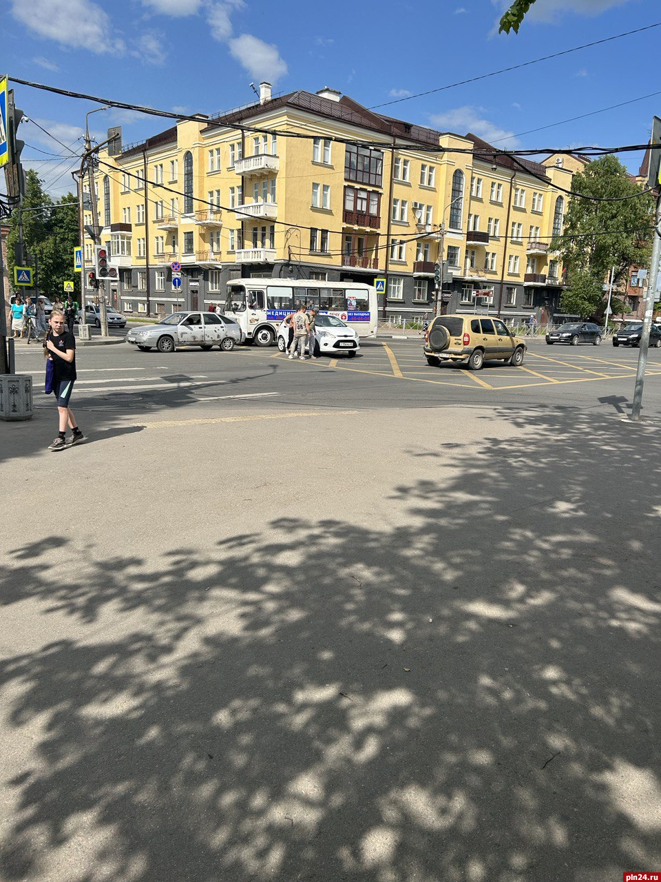 Два автомобиля столкнулись на вафельной разметке в Пскове