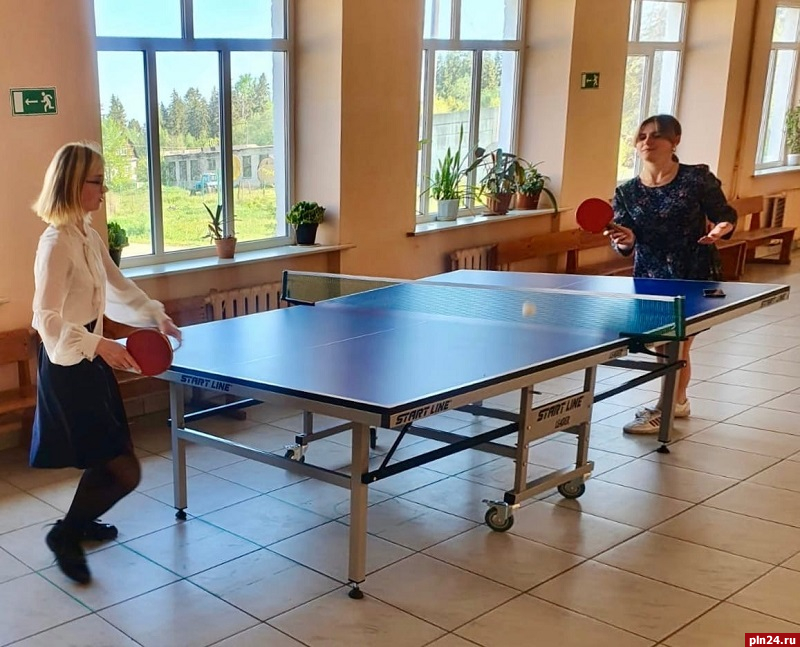 Оборудование для настольного тенниса передал Юрий Сорокин в Плюсскую среднюю школу