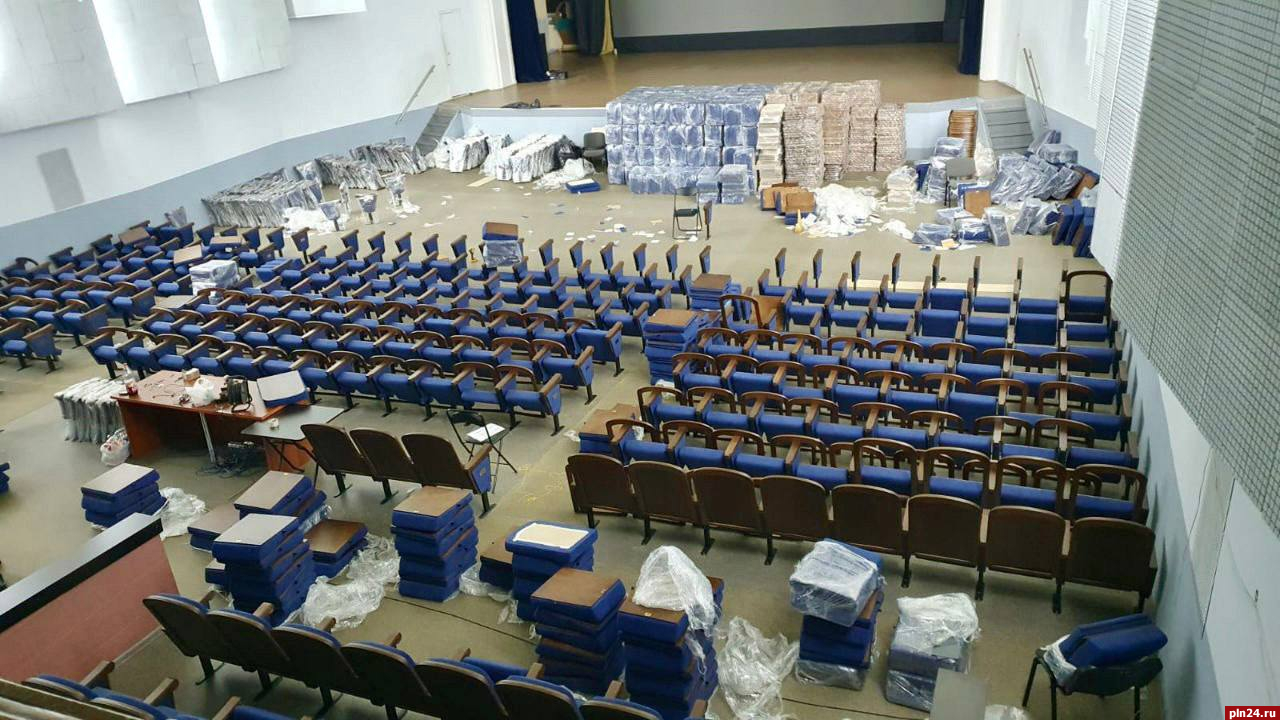 Более 600 новых кресел монтируют в концертном зале псковского Дома офицеров