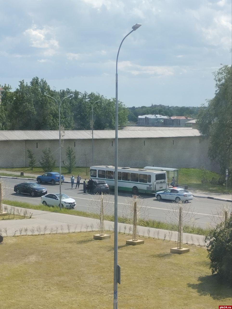 Автомобиль врезался в городской автобус в Пскове. ФОТО