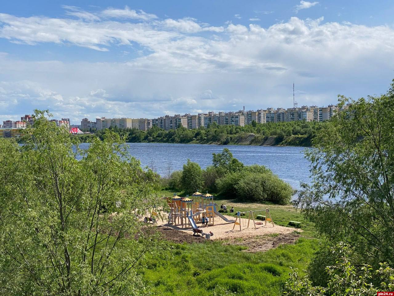 Дорожки и песчаное основание для будущей площадки обустраивают на улице Госпитальной в Пскове