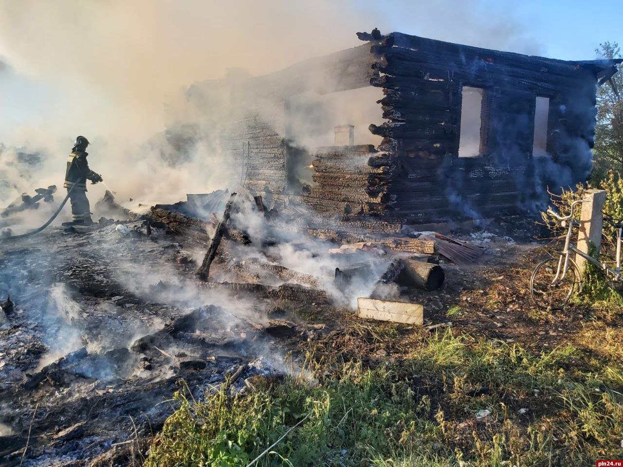В Опочецком районе при пожаре погиб хозяин жилища из-за курения в постели. ФОТО