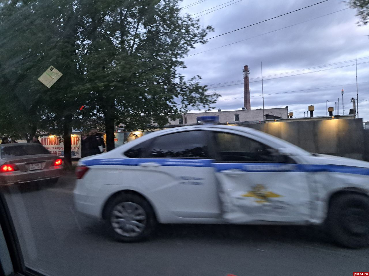 Автомобиль ДПС попал в ДТП на улице Леона Поземского в Пскове. ФОТО