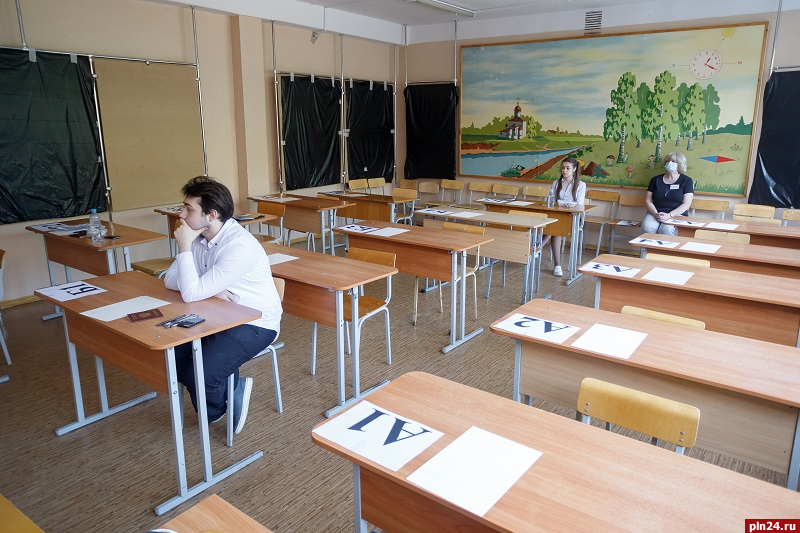 ЕГЭ по математике сдают одиннадцатиклассники Псковской области