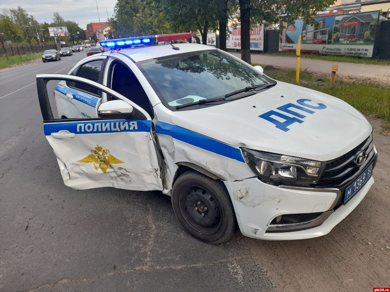 Пьяный водитель с голым торсом сбил полицейского в Пскове. ФОТО