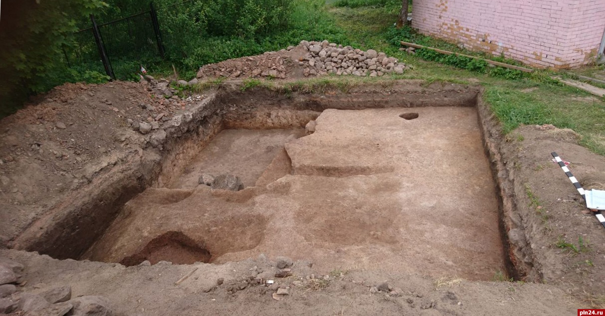 Археологи опубликовали фотографии находок из первого раскопа в Печорах