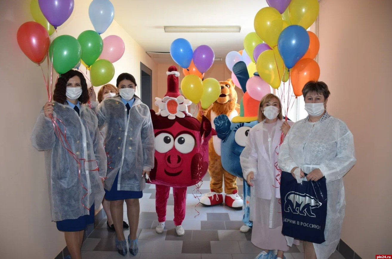 Праздник для детей устроили в детской областной больнице в Пскове