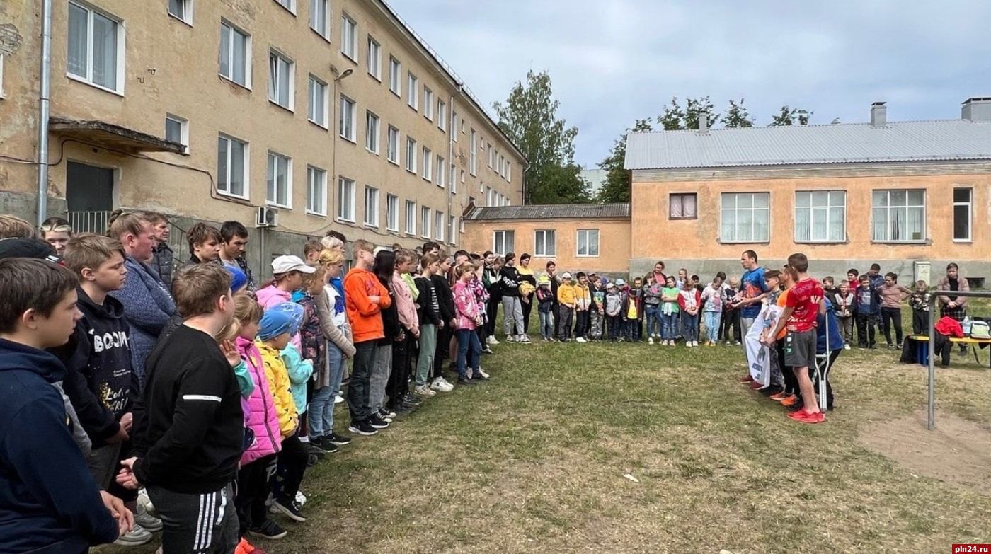 Мастер-класс по воркауту провели для воспитанников школы-интерната в Пскове