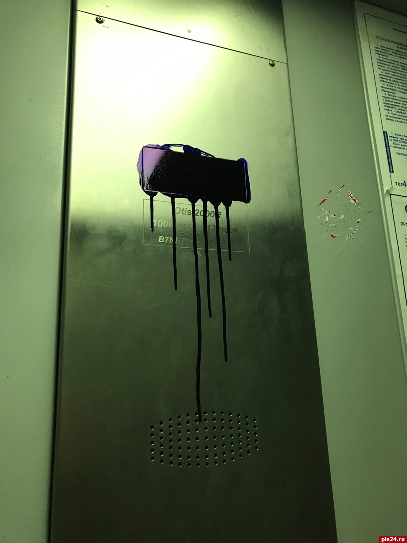 Вандалы испортили лифт многоэтажки под Псковом