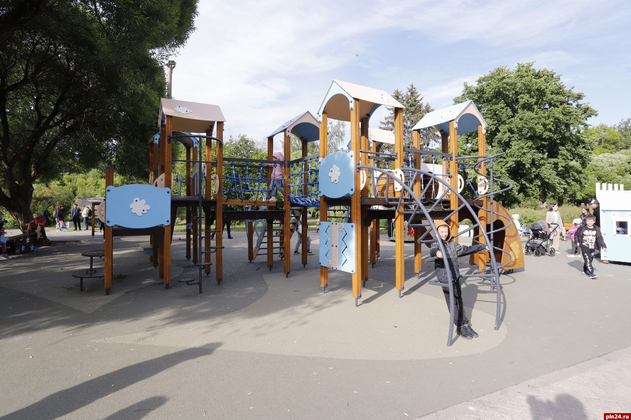 Монтаж двух детских площадок завершили в Финском парке в Пскове