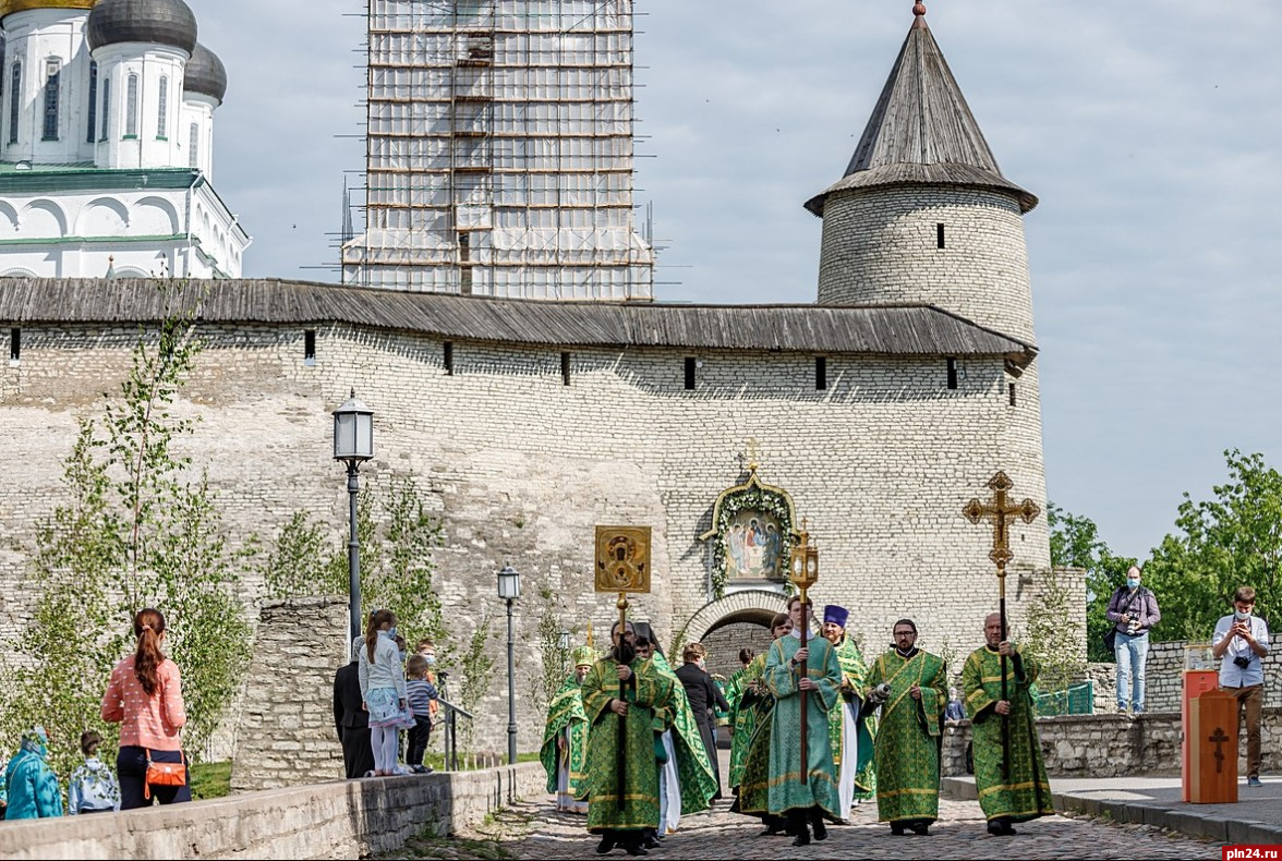 День Святой Троицы отмечают православные христиане
