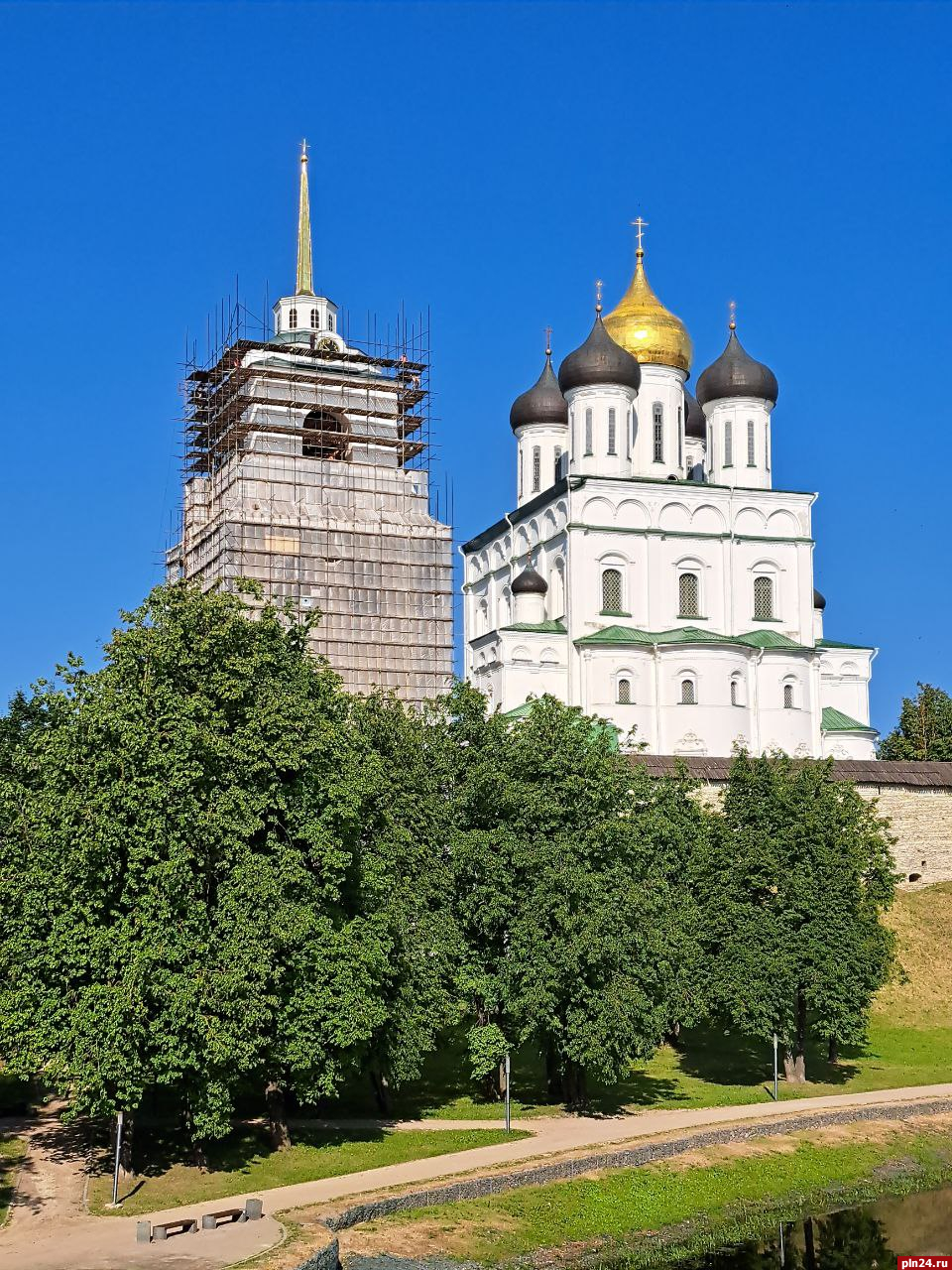 Колокольню Троицкого собора в Пскове начинают освобождать от строительных лесов. ФОТО