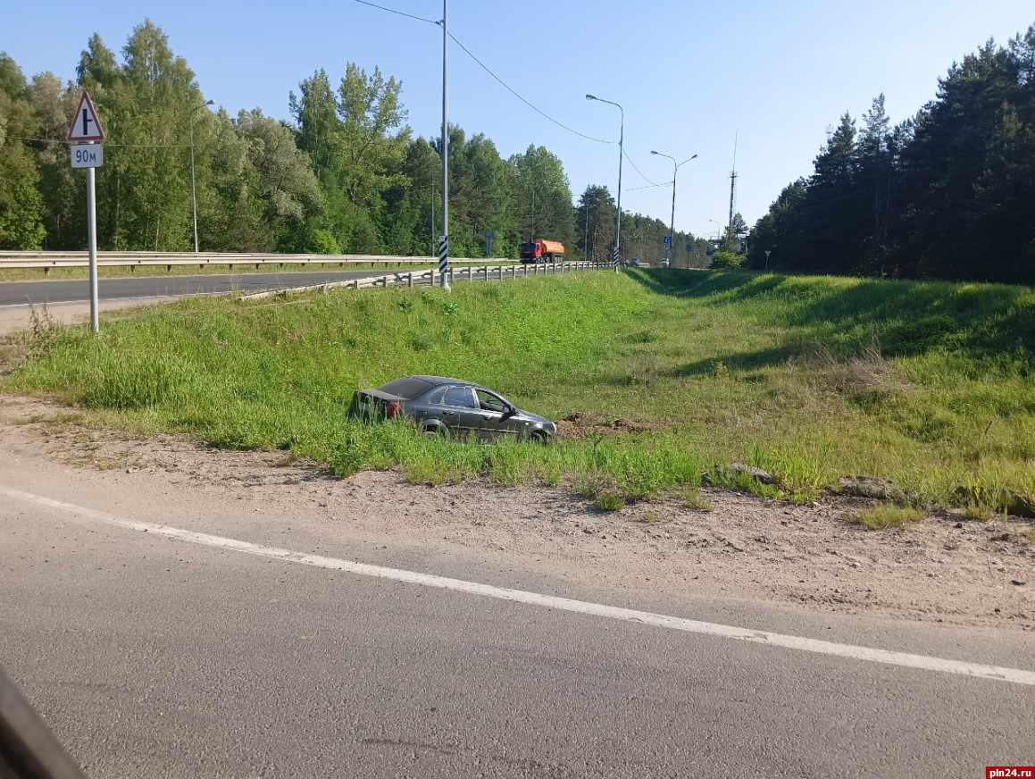 Автомобиль вылетел в кювет под Псковом