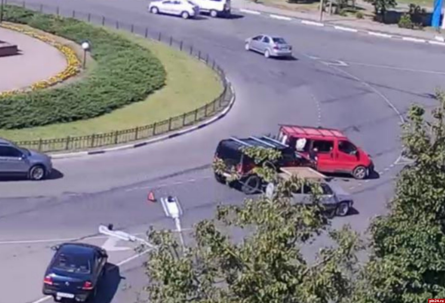Hummer попал в ДТП на площади Победы в Пскове