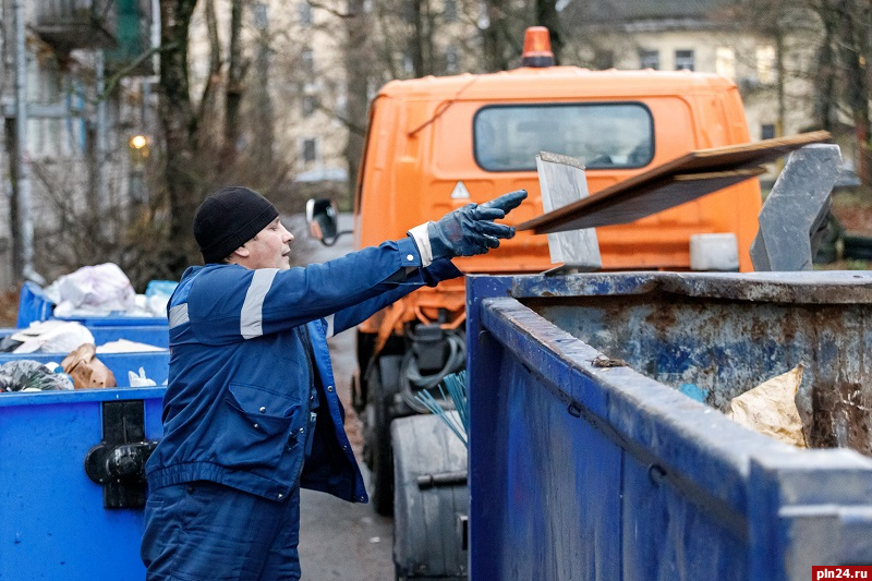 Восемь мусорных контейнеров установили в трех деревнях Себежского района