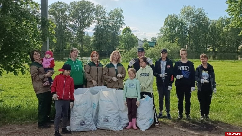 Более 60 км прибрежных зон очистили от мусора в Псковской области