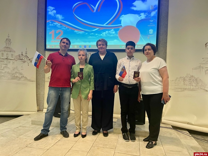 Юные великолучане получили паспорта накануне Дня России