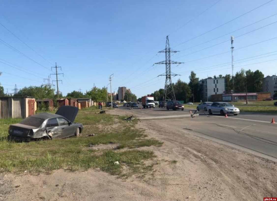 Легковой автомобиль сбил опору освещения на улице Инженерной в Пскове. ФОТО
