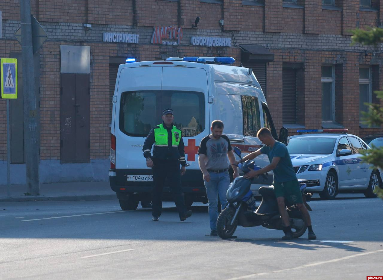 Скутерист попал в ДТП в центре Пскова