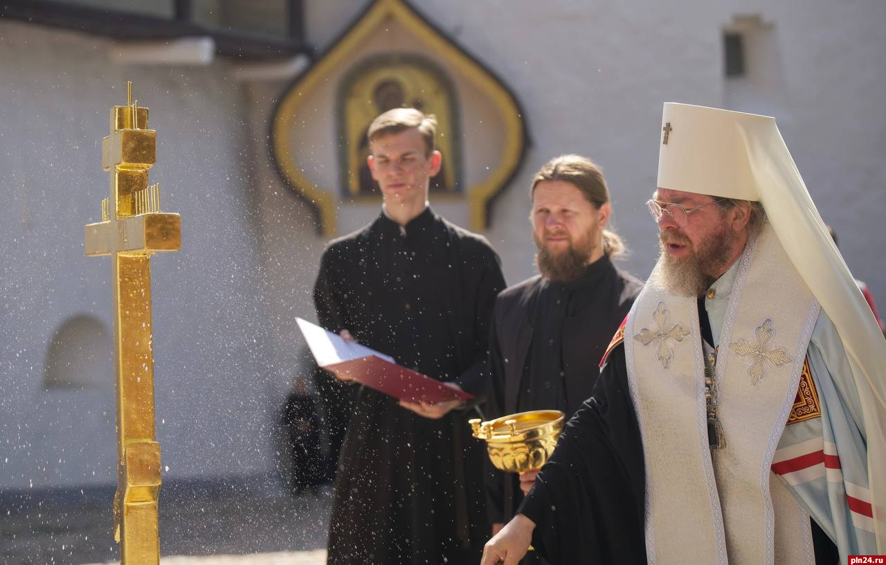 Митрополит Тихон освятил крест башни Святых ворот Псково-Печерского монастыря