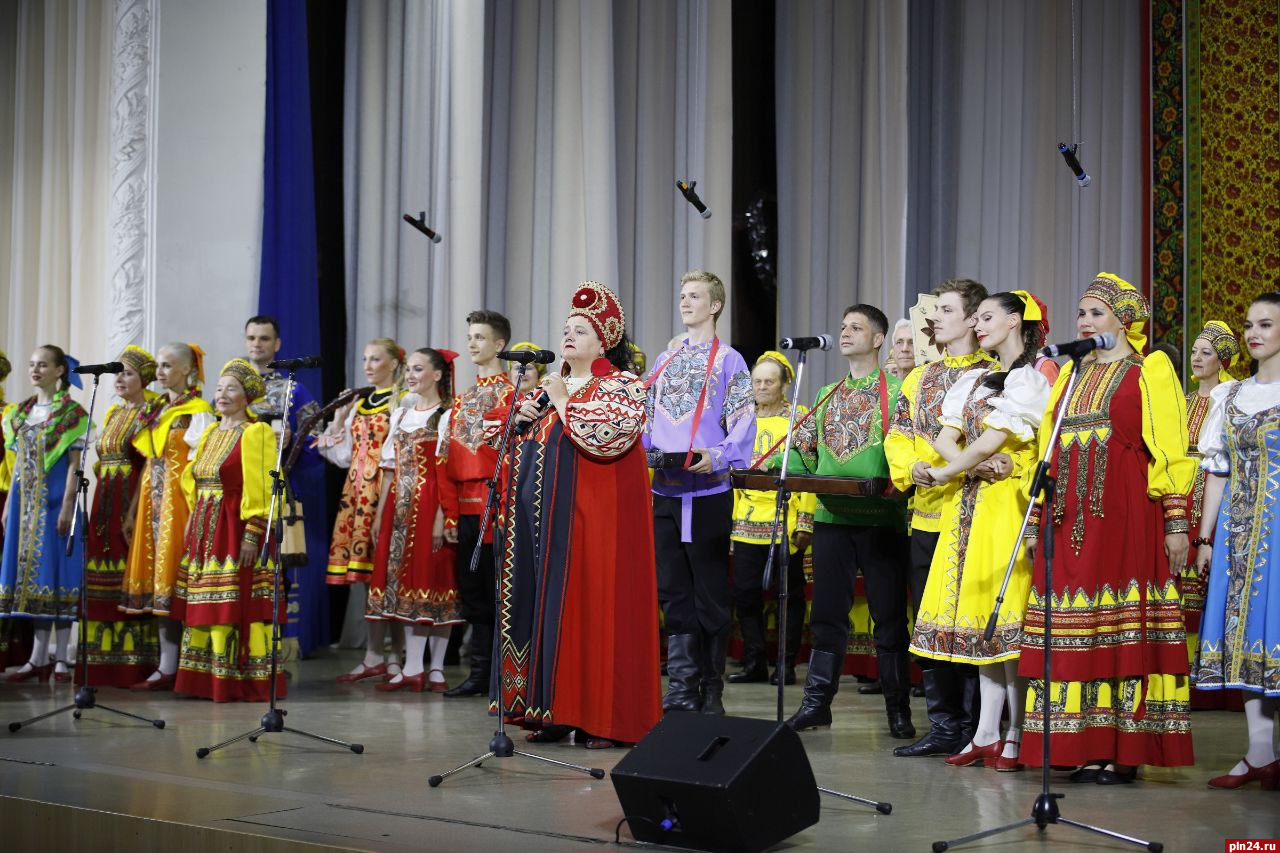 Борис Елкин поздравил Псковский русский народный хор с 65-летием