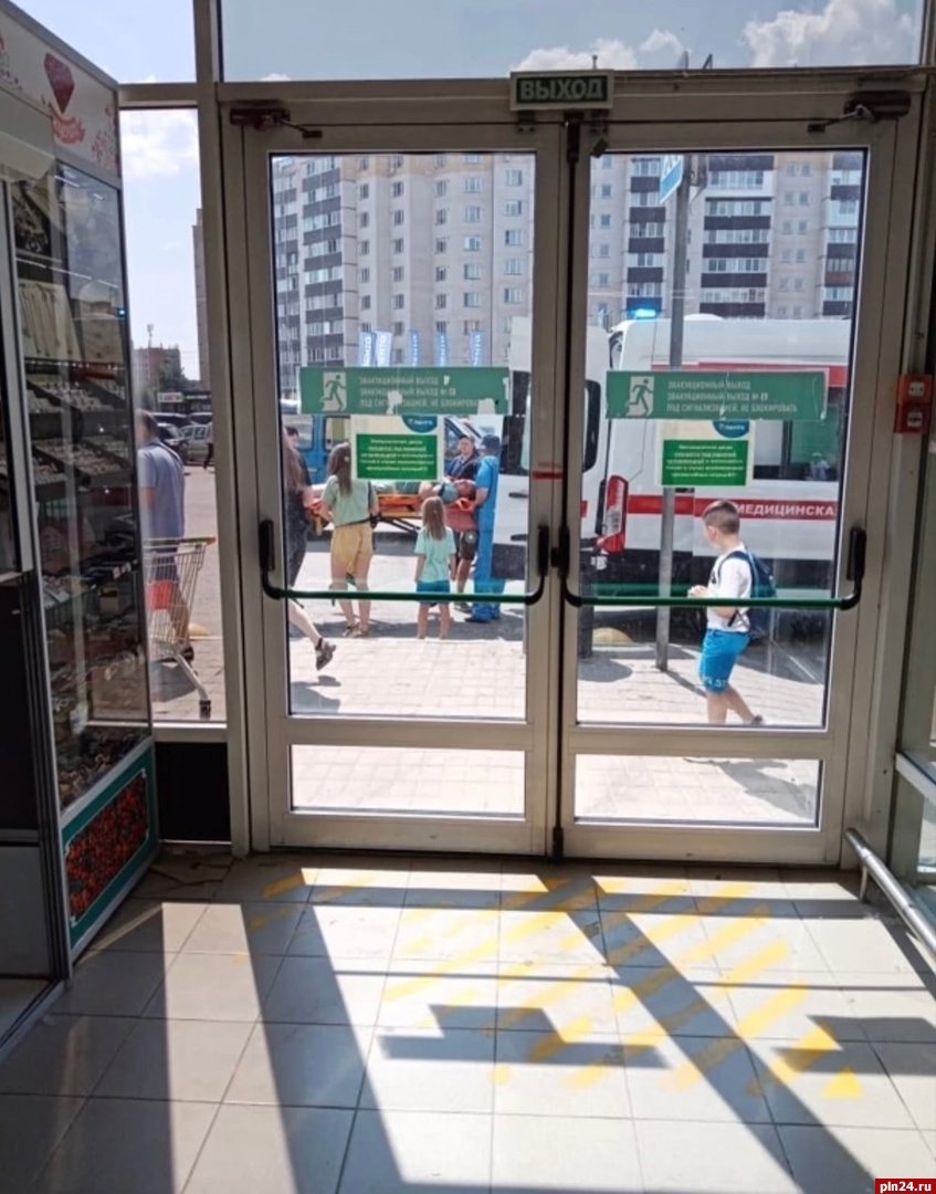 Человека госпитализировали из торгового центра в Пскове. ФОТО