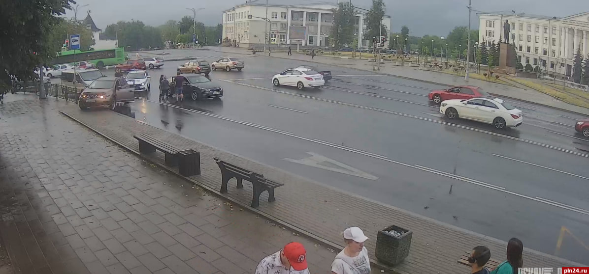 Три автомобиля столкнулись на площади Ленина в Пскове