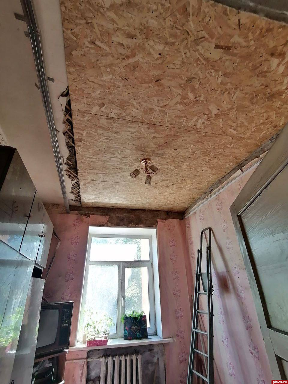 Прокуратура завершила проверку по факту обрушения потолка квартиры в плюсском поселке