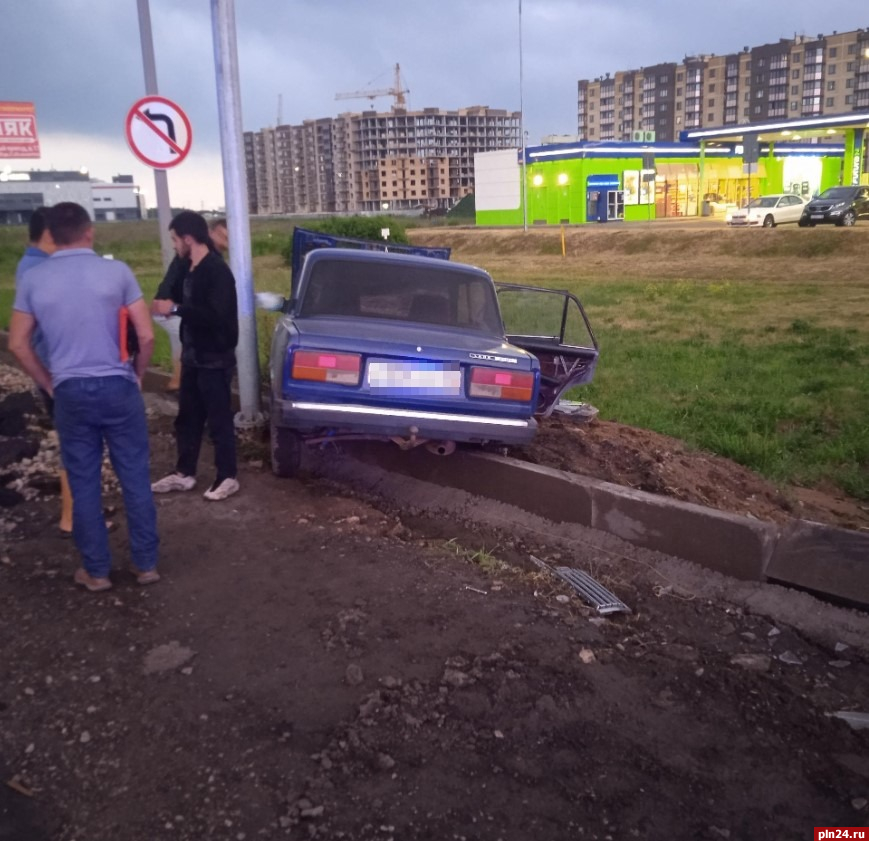 Водитель ВАЗ-21074 сбил велосипедиста в Пскове