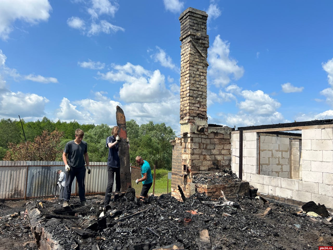 Волонтеры разобрали завалы в сгоревшем великолукском зооприюте