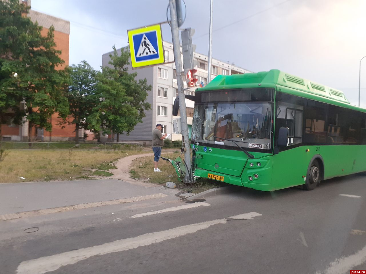 Фотофакт: автобус въехал в светофорную опору на Запсковье