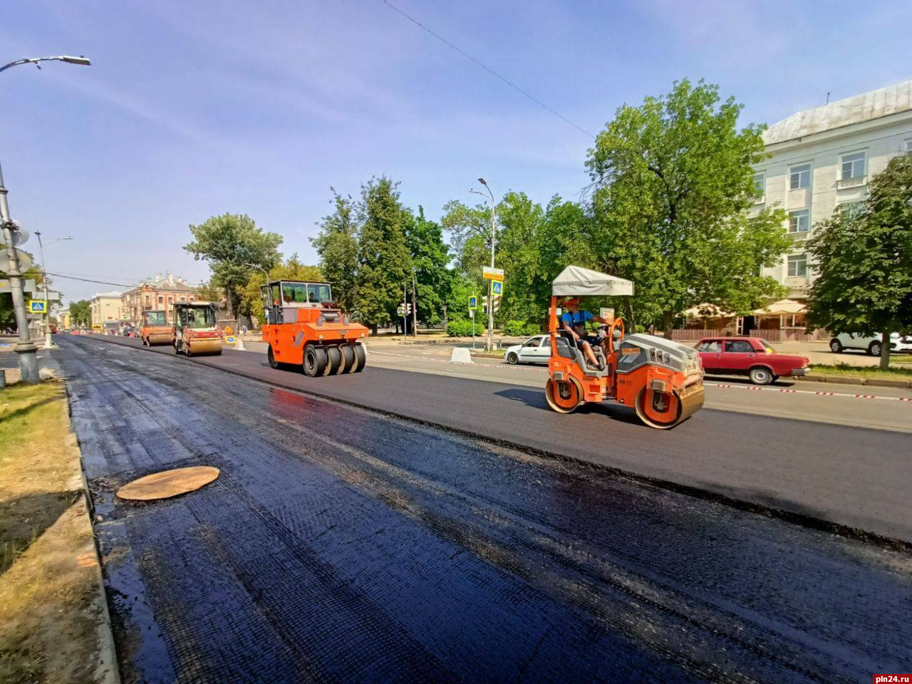 Верхний слой асфальта на Октябрьском проспекте в Пскове будут укладывать 3 и 4 июля