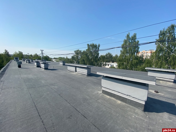 Крышу обновили в доме №76 на улице Инженерной в Пскове