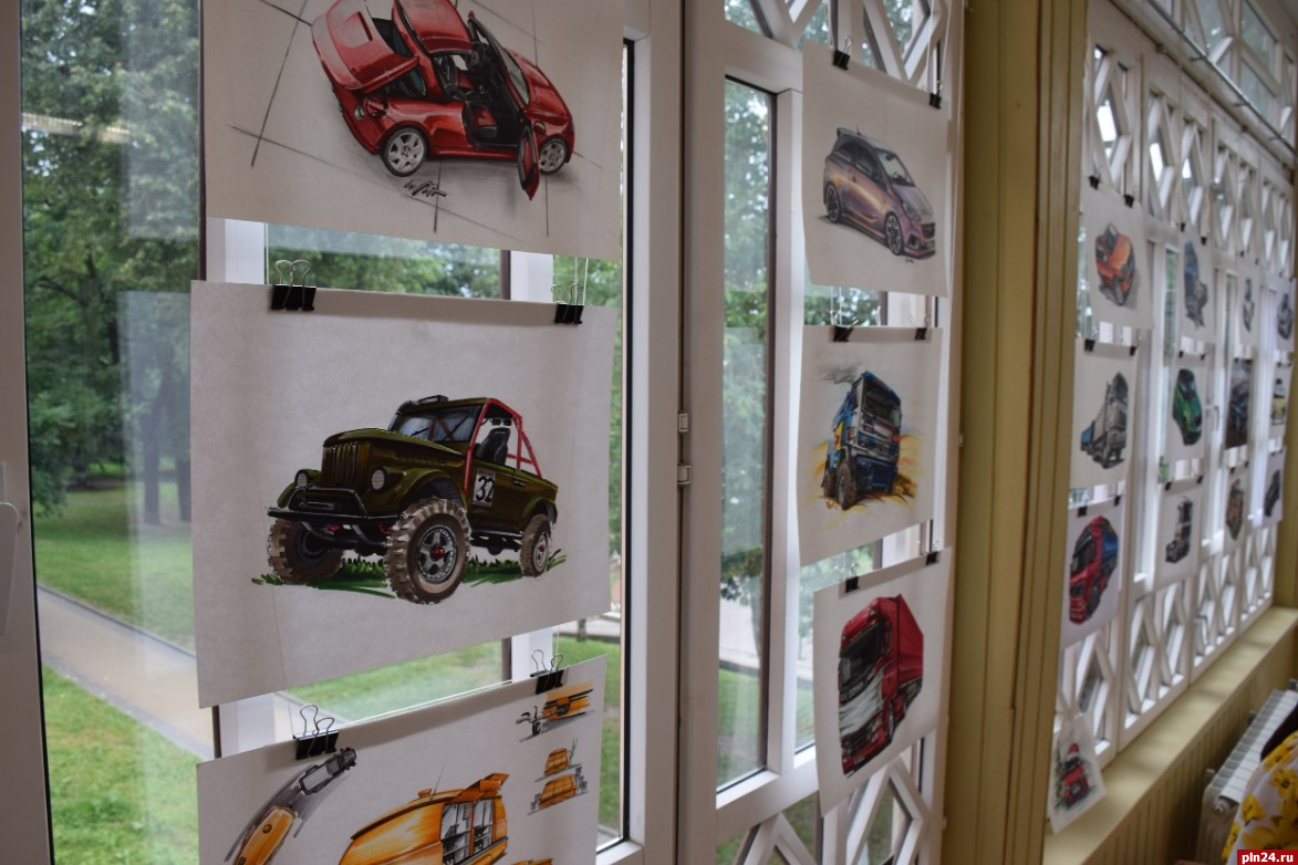 Выставка рисунков разнообразных машин открылась в Пскове