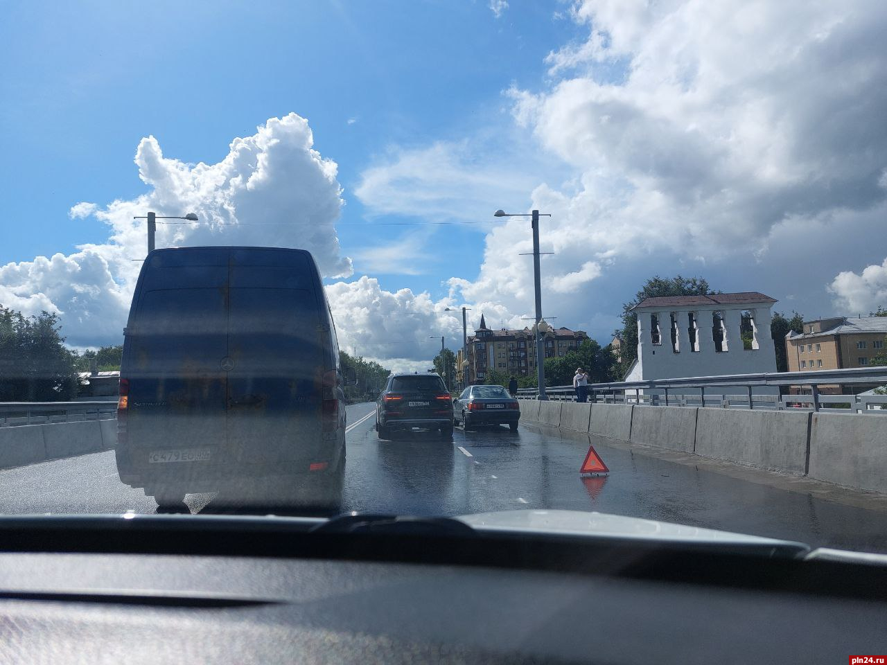 Три автомобиля столкнулись на Ольгинском мосту в Пскове 8 июля