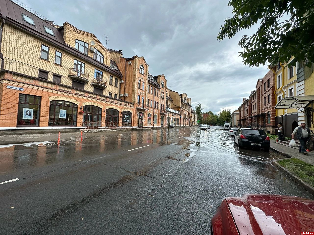 Участок улицы Некрасова затопило после ливня в Пскове