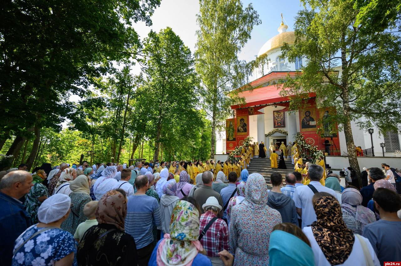 Множество верующих собралось почтить память старца Иоанна Крестьянкина в Печорах