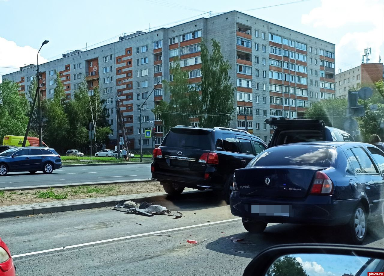 Два внедорожника столкнулись на улице Труда в Пскове