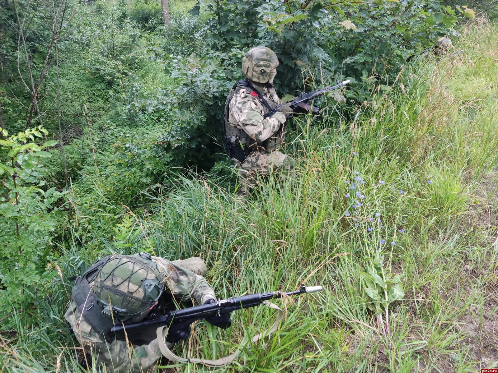 Росгвардейцы провели захват «вооружённых преступников» в Псковской области
